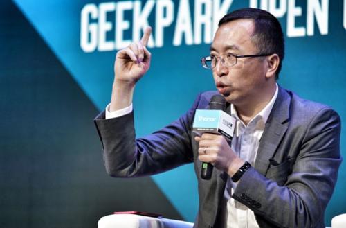 赵明表示，荣耀会推出Magic超级旗舰机对标华为，该系列可能是折叠屏手机，因为M