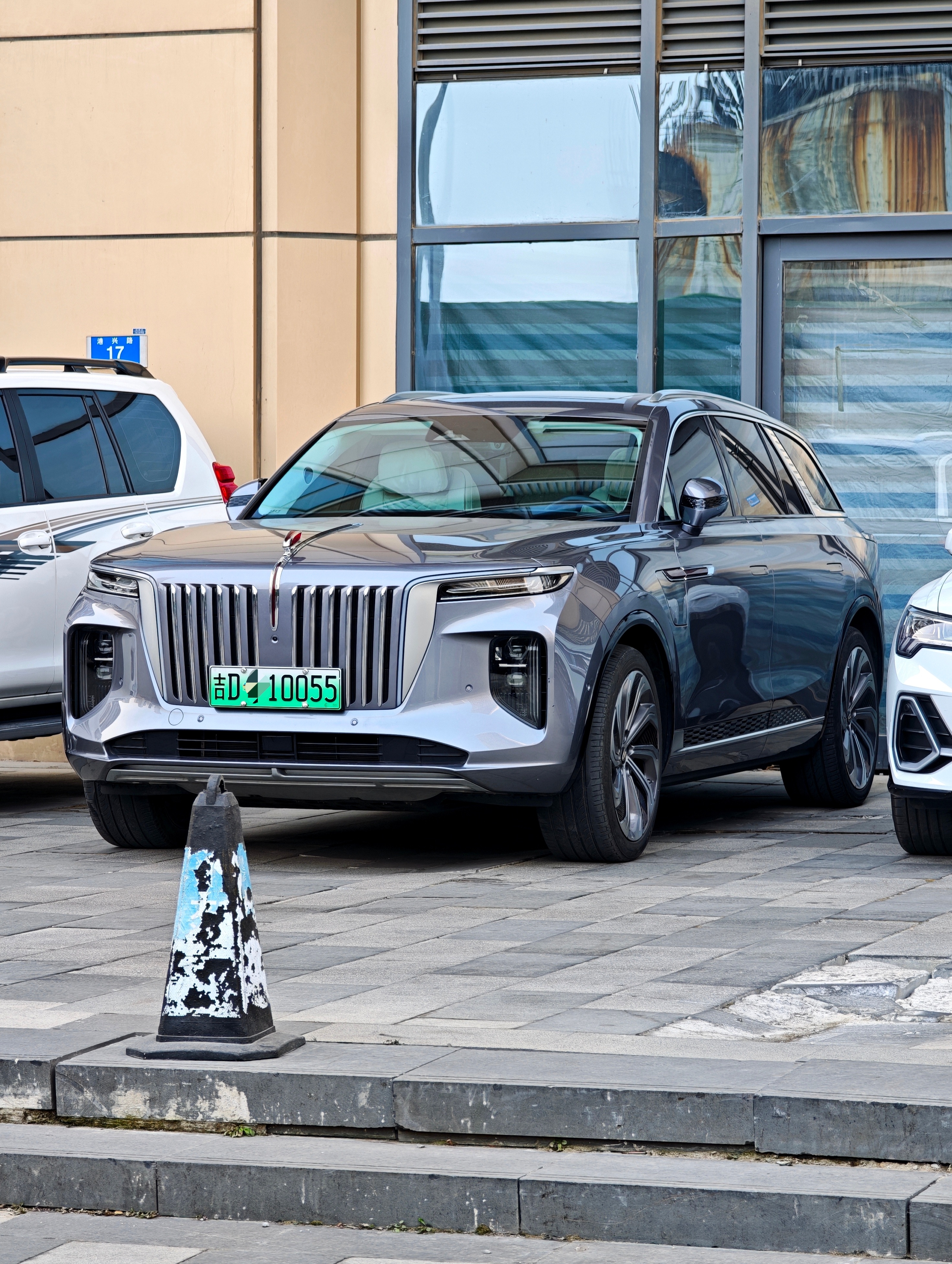 红旗E-HS9的这套设计绝了前卫先锋又霸气稳重，气场极强五年后的今天，一丁点都不