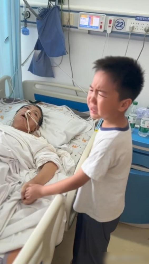 这情景令人动容。

奶奶病重住院，8岁小孙子看见插着管子的奶奶直接哭到哽咽，说的