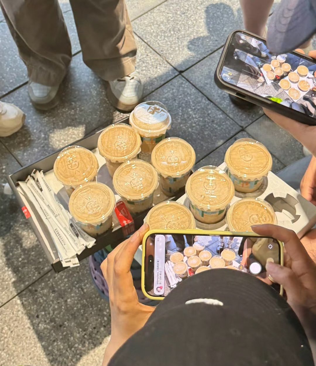 常华森请剧组喝咖啡，粉丝也有 