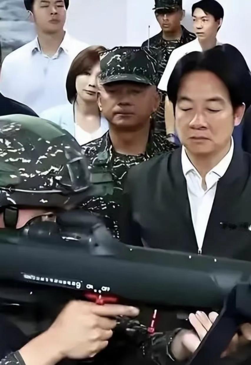 台湾兵一语道破赖清德谎言！在近期，赖清德在“双十”讲话中，再次表明了他们妄想“割