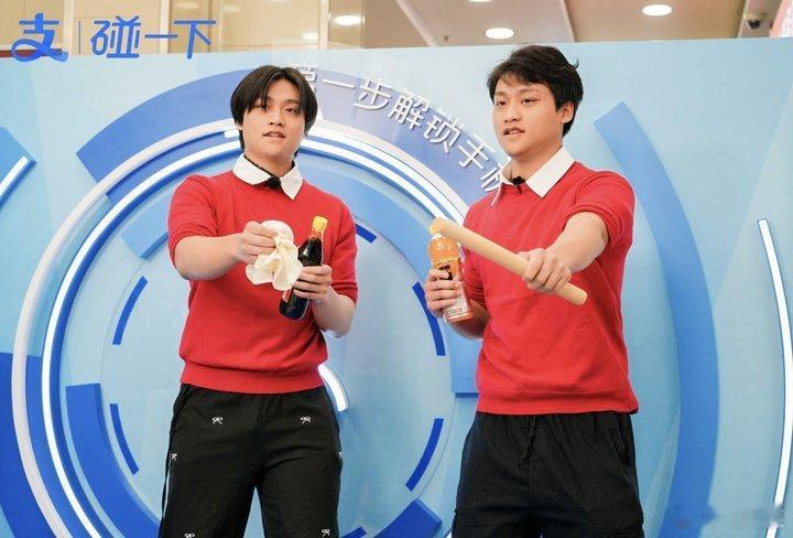 年轻人开始给自己去班味了     不会还有谁不知道喜人届的双子星“双高胎”吧！双