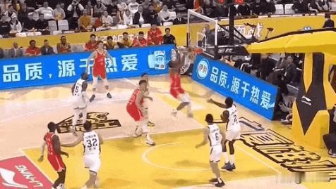 第四节单外援时太精彩了，包夹外援然后国内球员要么运来运去，传来传去就为了传给外援