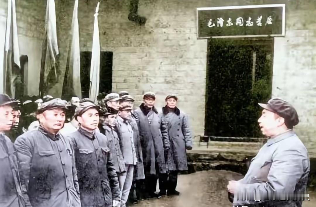 这张照片中，时任湘潭地委书记的苏铸，在毛主席故居前面向干部讲话。
那时他扎根湘潭