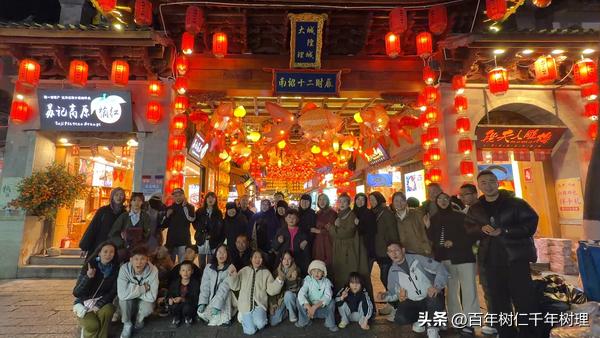 一辆旅游大巴，满载着近10年未圆的团圆梦，驶向彩云之南。干了近10年旅游大巴司机