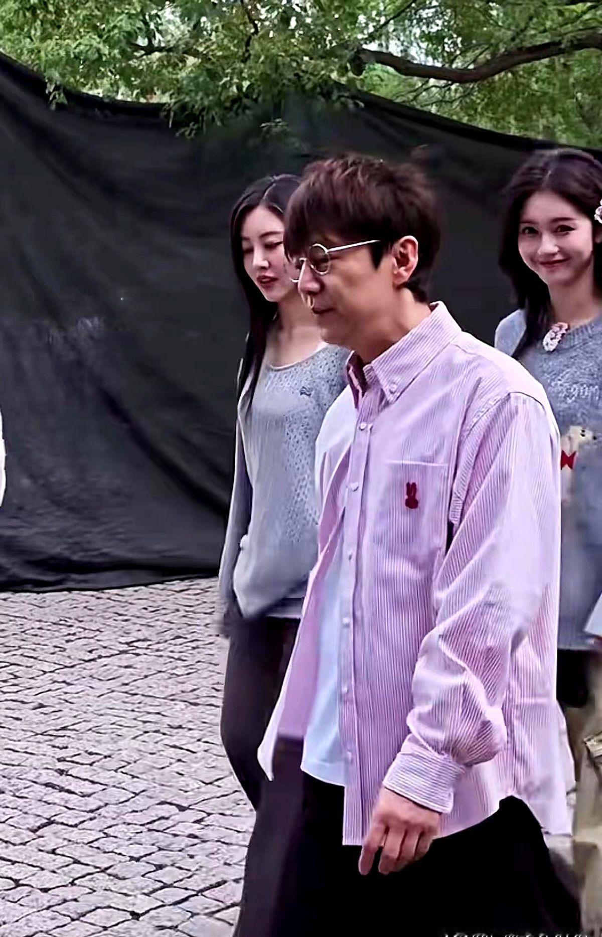 不老传说破灭了！
差点认不出来这个有点老态的男人是大名鼎鼎的湖南卫视著名主持何炅