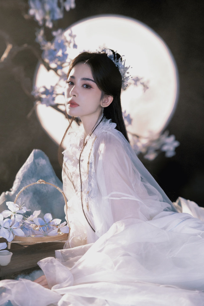 娜扎嫦娥仙子造型 娜扎裁霞凝露含清韵娜扎裁霞凝露含清韵，娜扎嫦娥仙子造型，好生清