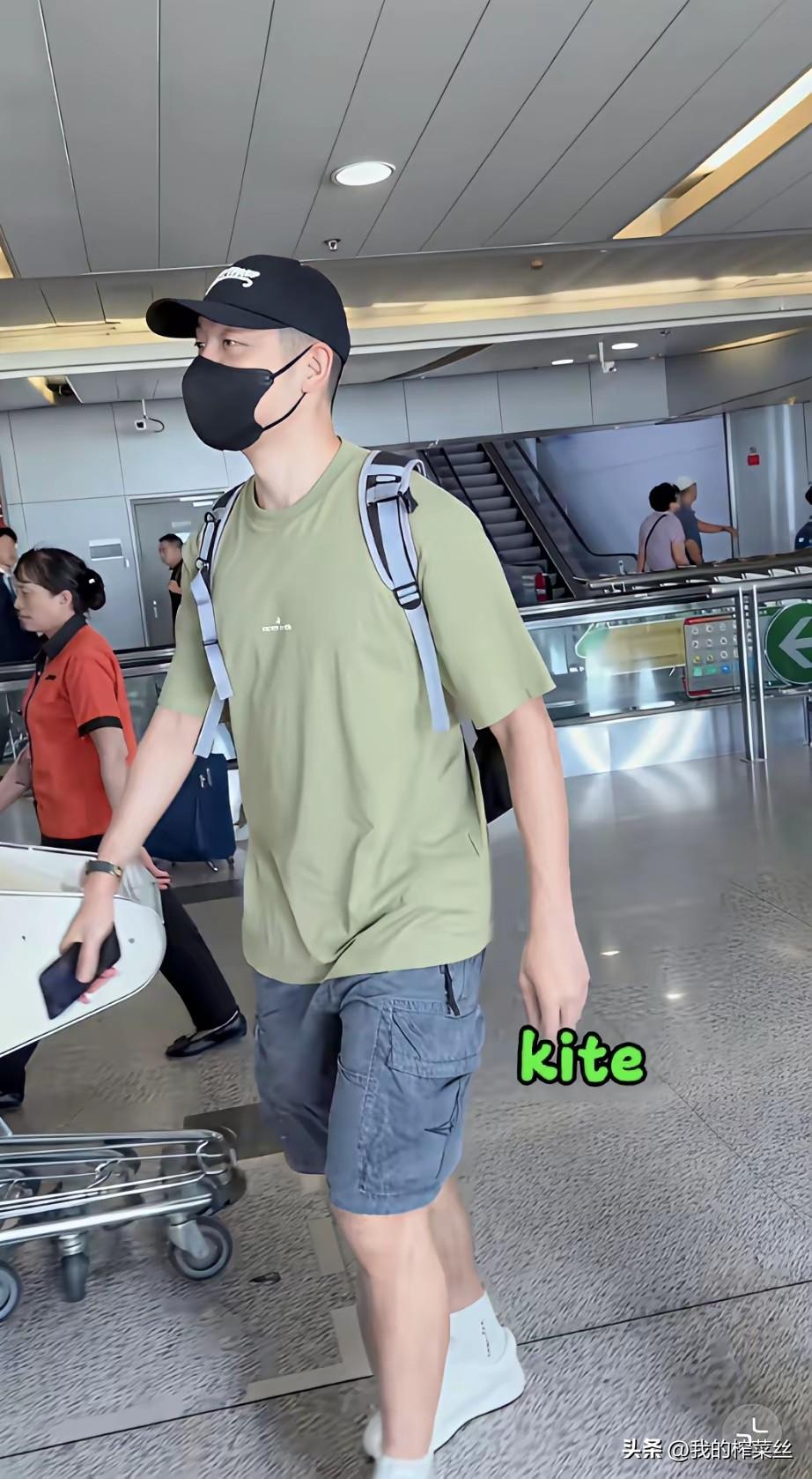 许昕从出发了，去长沙参加全锦赛双打。
练体育的人，身材保持的真好啊！
一般男性颜