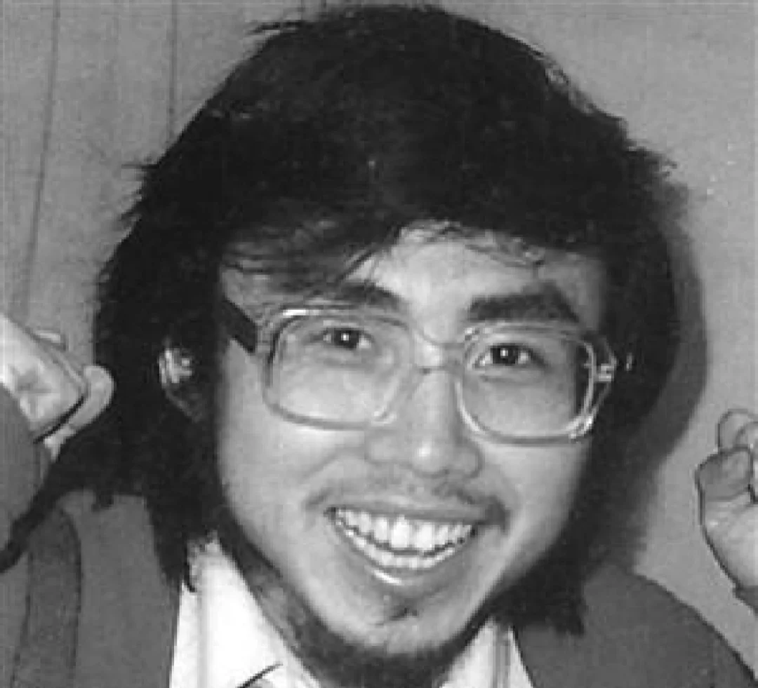 1989年，海子躺在铁轨上结束了自己25岁的年轻生命，他的遗书里只有一...