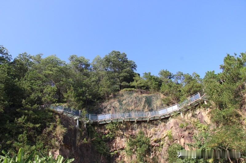 看到“青山披锦绣”这个上联，我也来了兴致。网上有几个下联对得挺妙，像“碧水耀星辰