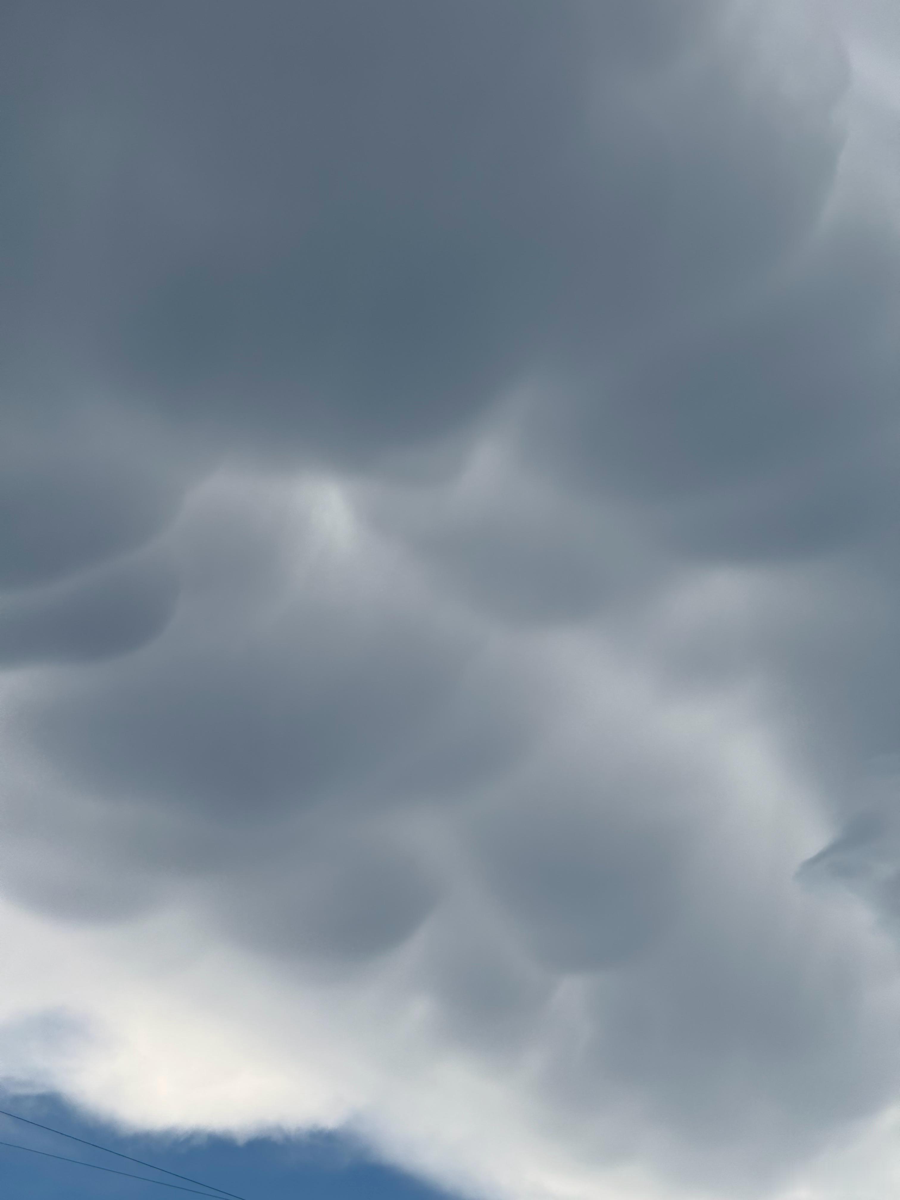 在公司附近拍到了乳状云这是要下大雨啊坐标：石景山苹果园地铁站🚉随手拍天气 北京