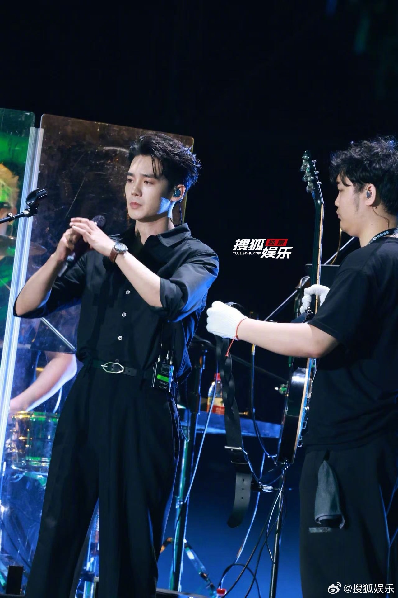 来一组超酷音乐盛典 高清帅图，抱着吉他🎸穿着黑衬衫唱歌，大写的权威