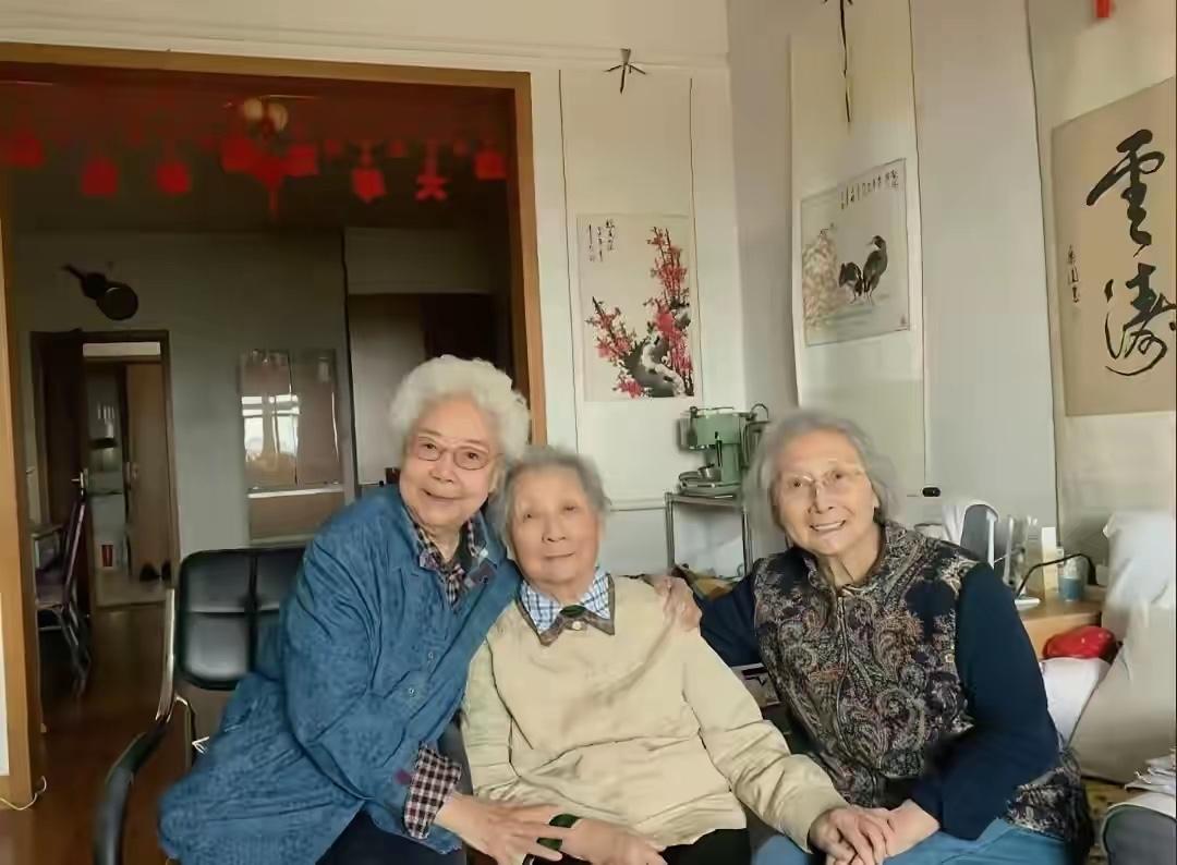 我敢说，这张照片里的人，如果你能认出二个，我估计，你已经古来稀了！不信你试试看吧