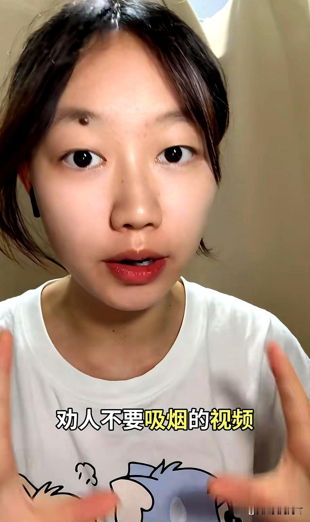 云南一女大学生跟父母参加婚礼阻止宾客抽烟引争议。
新郎在前面发烟女子在身后大喊宴