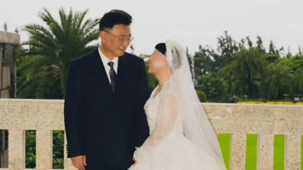 你知道吗？金龟子刘纯燕60岁生日当天，晒出和丈夫王宁结婚38年后补拍的全新婚纱照