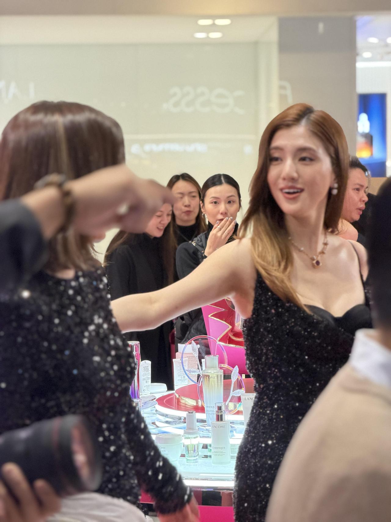 今天运气爆棚，来一趟居然偶遇了三位明星！吴千语和 man 姐打招呼的画面太可爱了