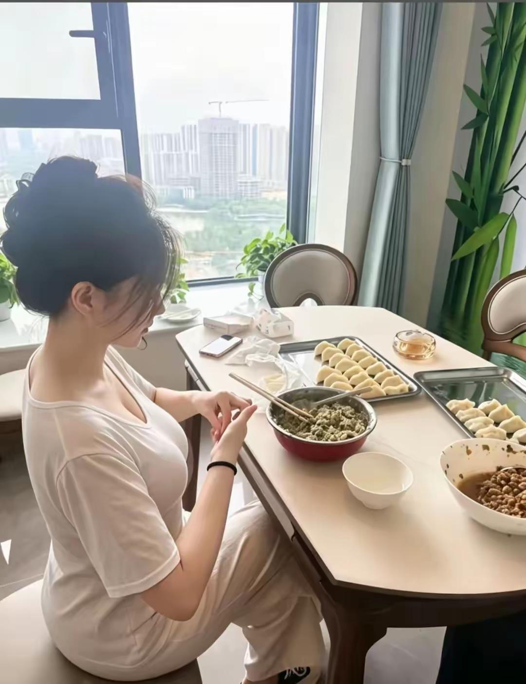纷繁复杂的世界，
我们生在激情迸发的年代，
生活在对美好向往的时代，
活在对未来
