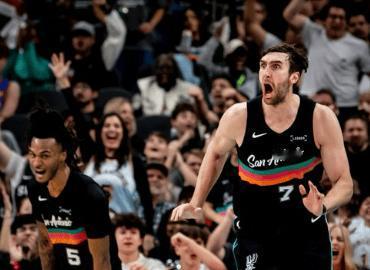 科内特23分5盖帽，马刺第二个“文班亚马”，得分创生赛季新高

今天马刺主场以1