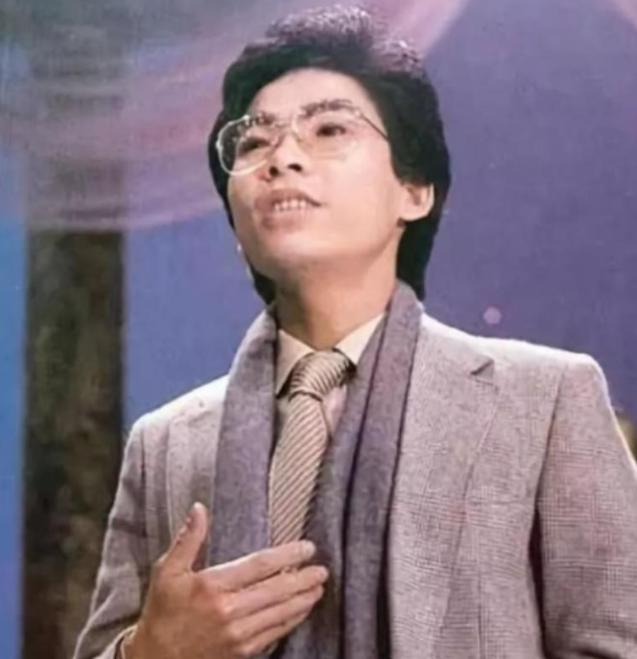 1984年，歌手张明敏得知我国举办亚运会的经费，还差了6亿的缺口时。毅然决然的卖