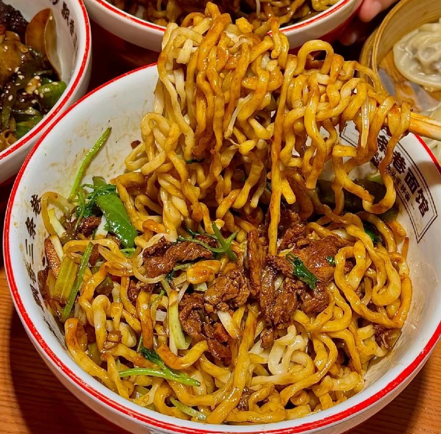 瞧这碗老南京拌干面，很多人看了都觉得极具诱惑。但说实话，它一点都不好吃，面条又硬