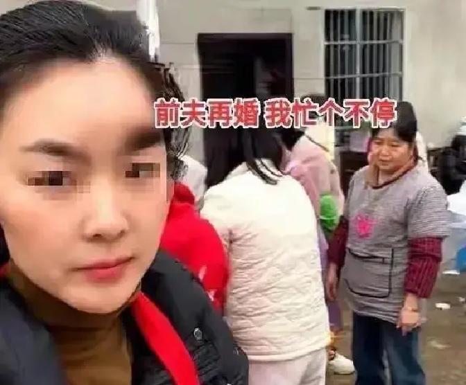 两年后，贵州村口鞭炮齐鸣，前夫娶28岁媳妇摆30桌，她却在城里擦地板挣230块，