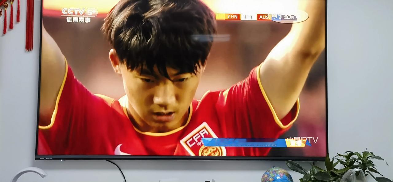 在家看CCTV5+央视直播中国青年队对澳大利亚青年队比赛。
目前比分2：1。
我