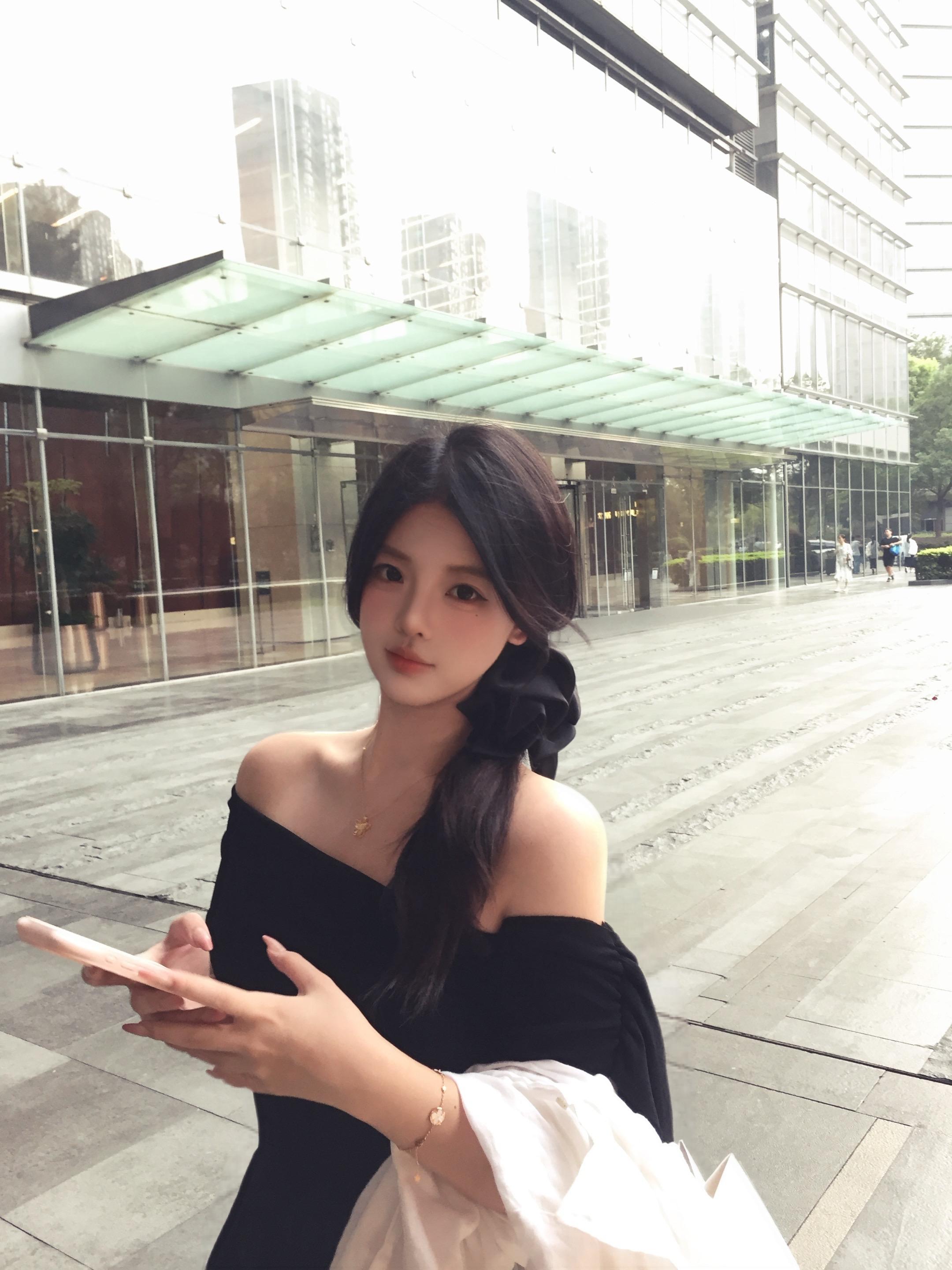 他们说，一双眼睛就是一个相机，所以我想，虚化所有人群，聚焦你