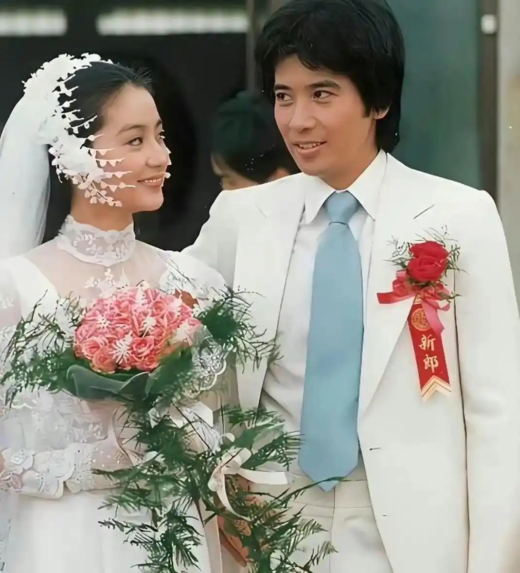 当年被全网笑话“又土又壮”的那件婚纱，居然是香奈儿老佛爷求着林青霞穿的高定孤品，