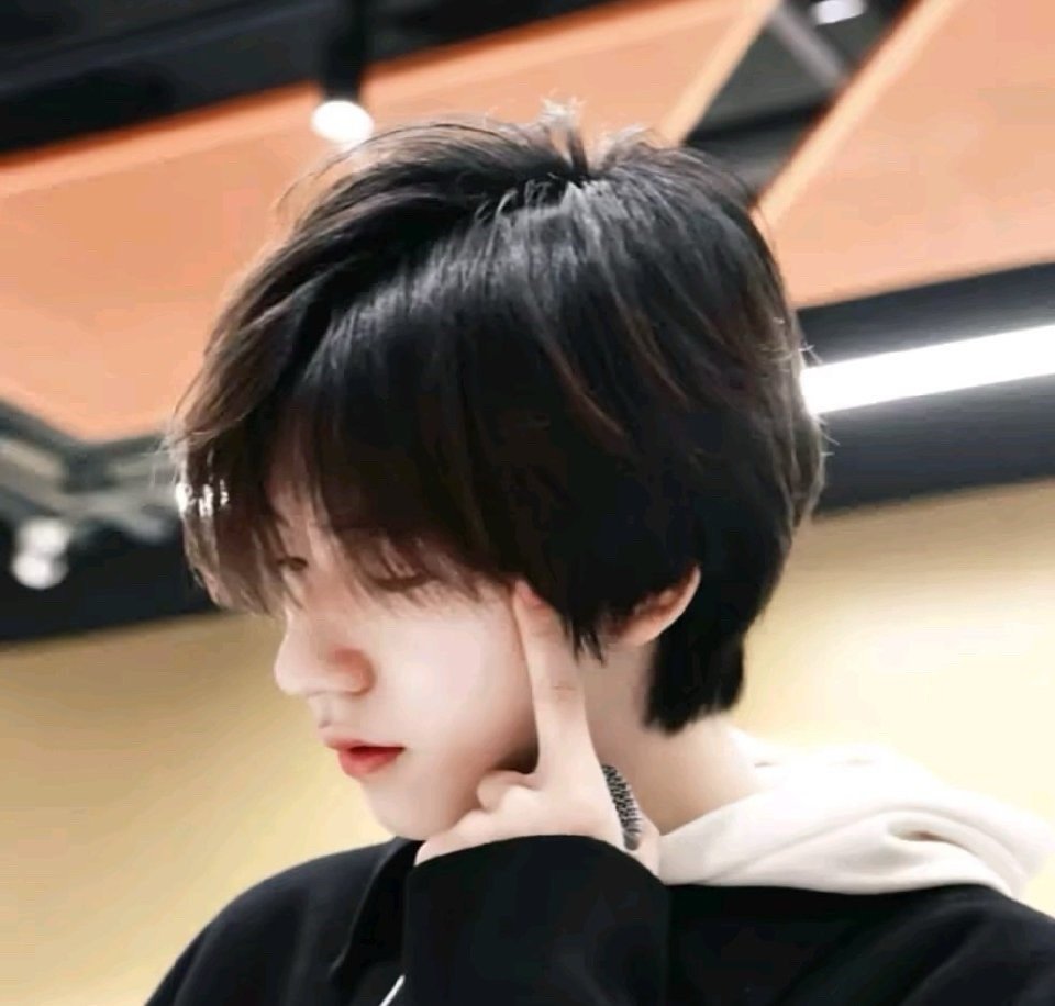 谁能给贺峻霖发点桃花币 贺峻霖也太可爱了！桃花坞首录还不忘喊着要桃花币，一边说想