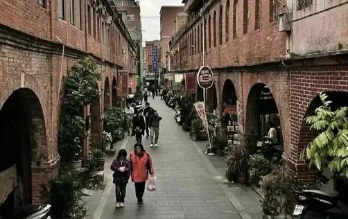1953年12月，梁新民被任命为金门县长，为收复金门做准备。没想到金门一直没收回