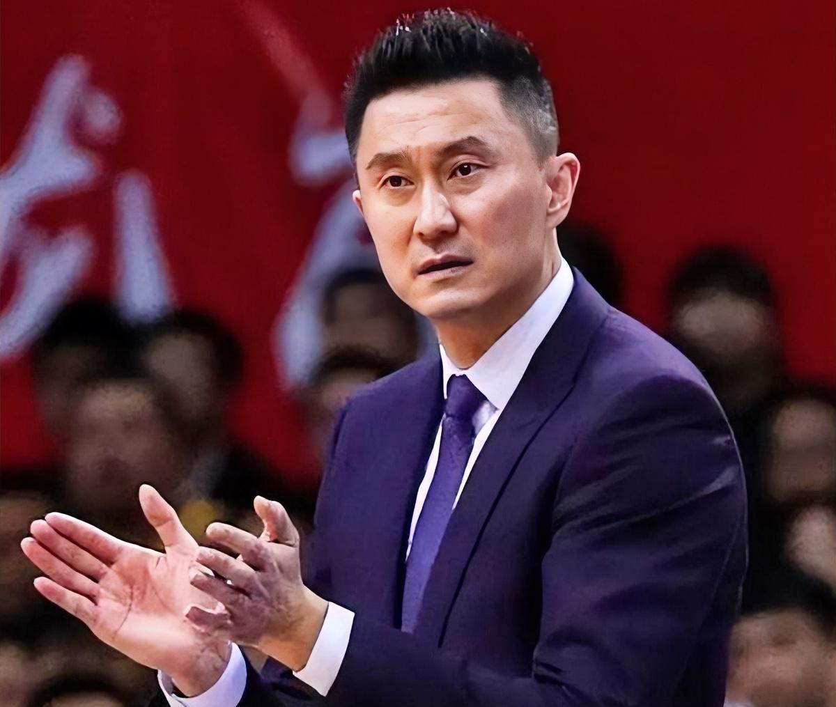 杜锋拍桌质问胡明轩：你昨晚游戏打到几点？
训练数据掉了一半。
朱芳雨翻出萨林杰罚