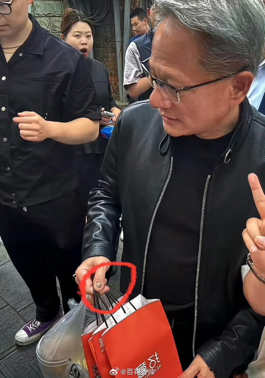 黄仁勋指甲当时我就震惊了！黄仁勋居然有灰指甲，作为顶级富豪居然有解决不了的隐疾，