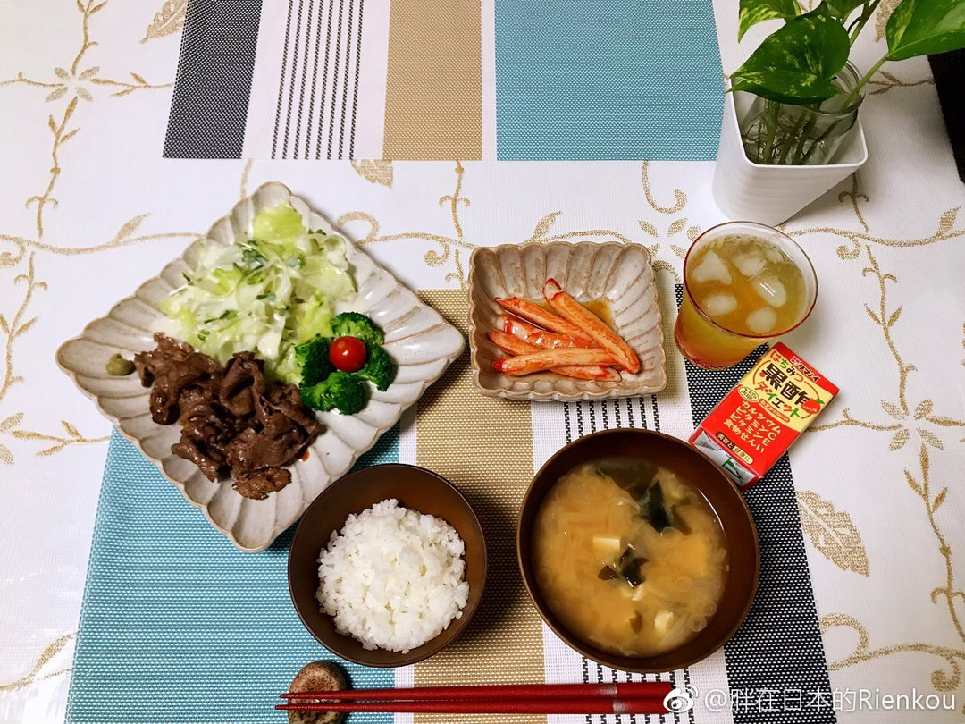 【搬运】2018年10月01日我家餐桌之一个人吃用的全是昨晚剩下的食材米饭呀味增