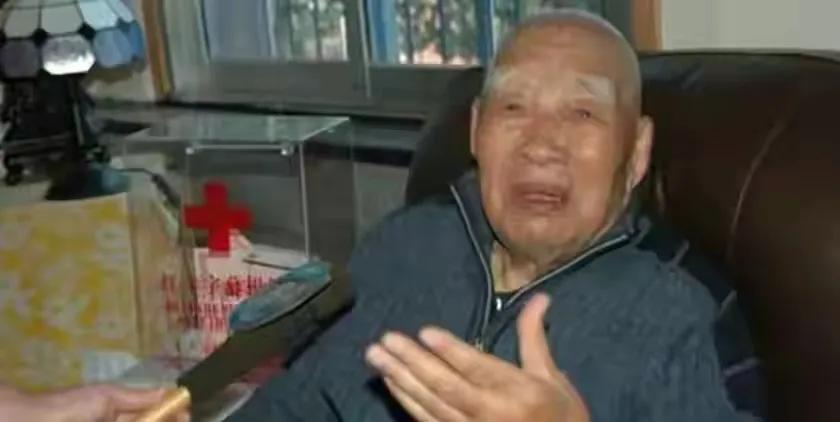 孔庆德，孔子第 77 代嫡孙，1912 年生于山东曲阜贫苦农家。家中贫困潦倒，他