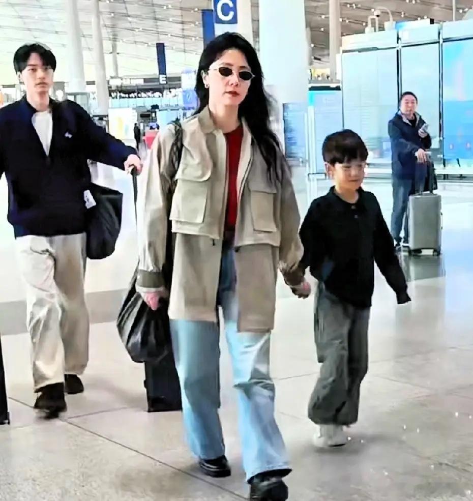 孙莉带小女儿和儿子现身机场，女儿太像爸爸黄磊了，机灵样儿！有一说一，黄磊和孙莉的