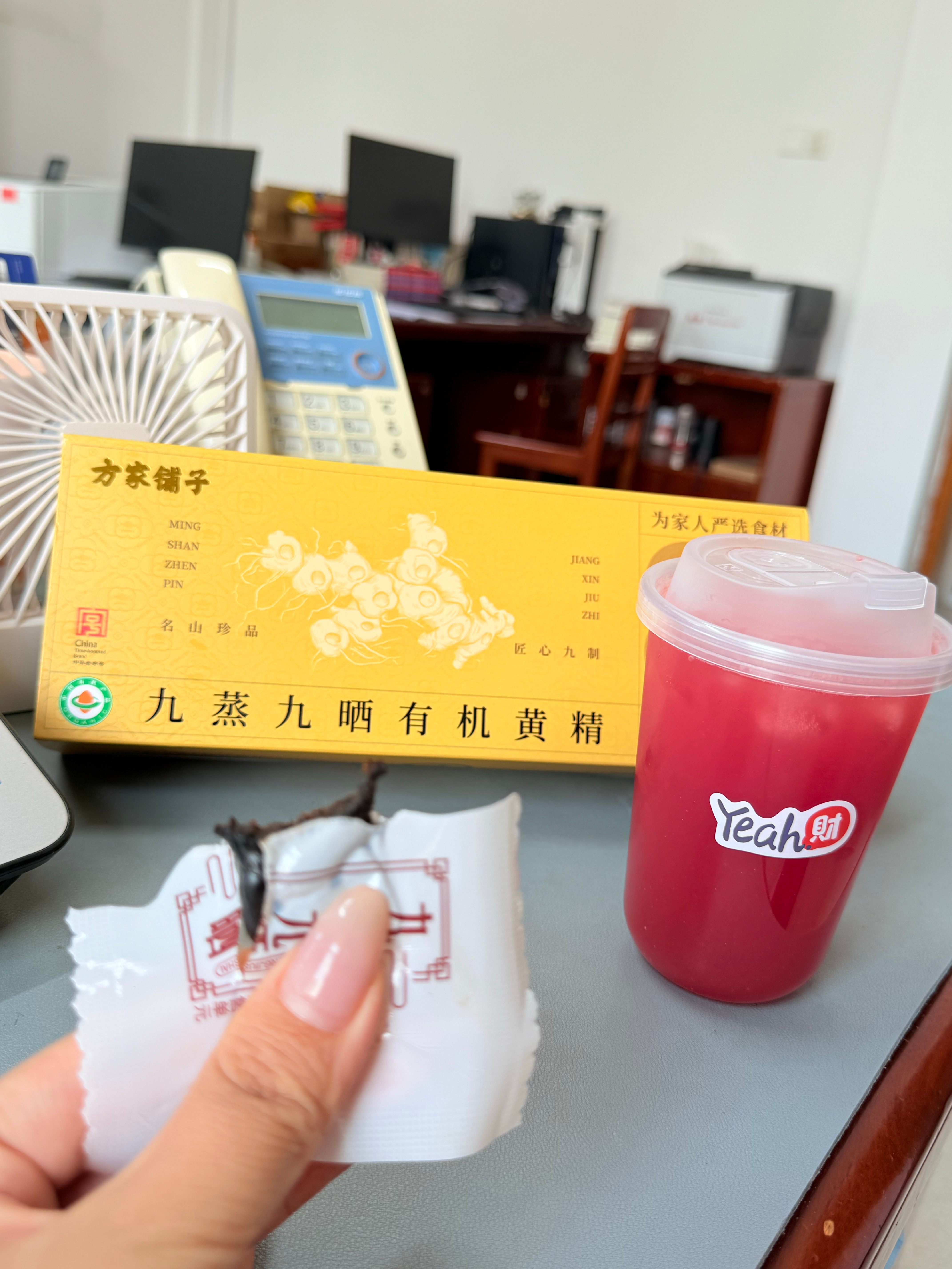 领导说给你们小电器先收起来帅姐转身抱了一个更大的快出摊了。 