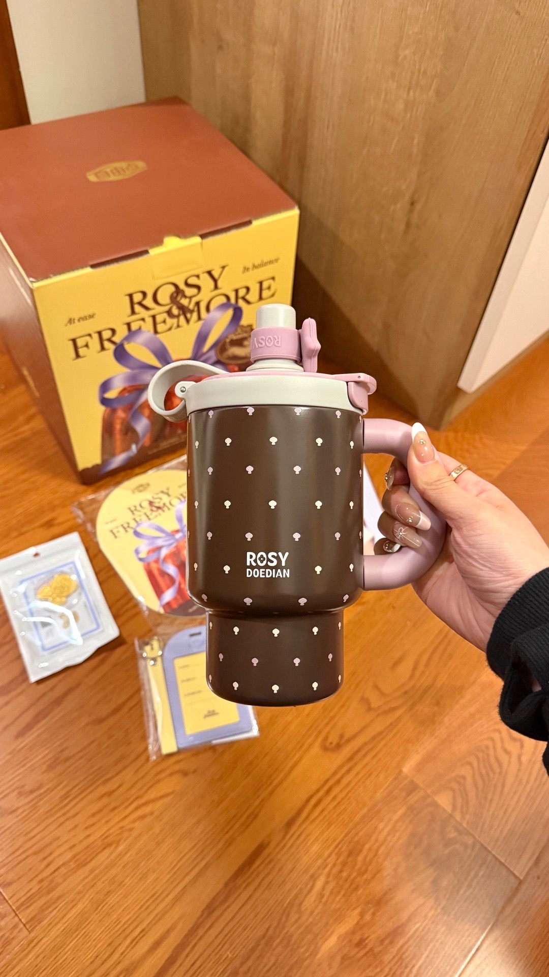 天呐 好漂亮的杯子嘿嘿，咸鱼遇到超级好的卖家，还送了我迪士尼挂件！太大方了