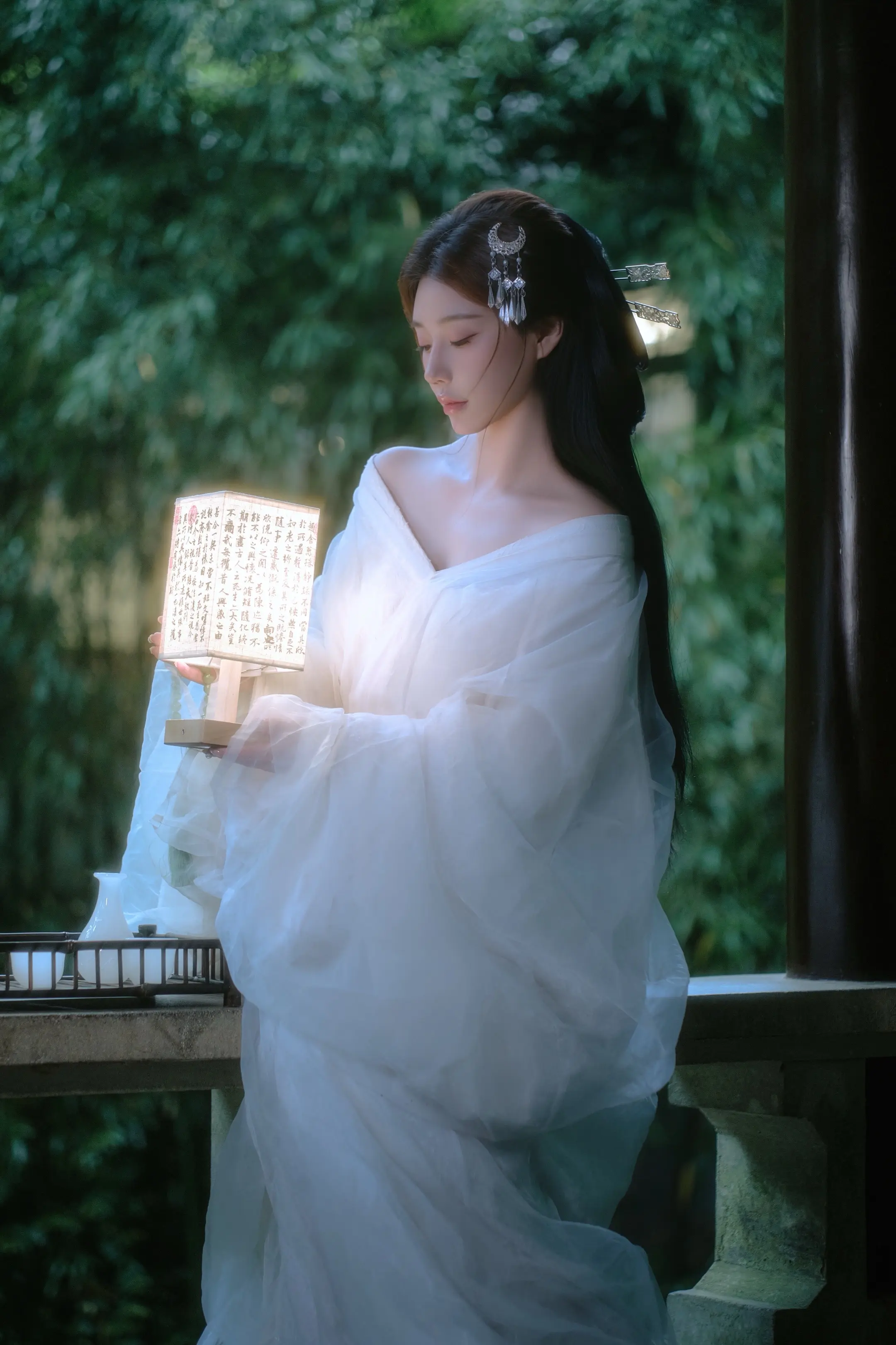 醉后不知天在水，满船清梦压星河。