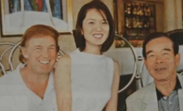 1995年，49岁的唐纳德·特朗普身处香港，他的怀里拥抱着一位年轻的中国女性，这