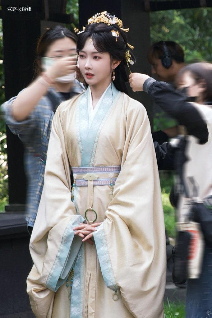 宣璐归良辰黄衣妆造宣璐归良辰上班路透 宣璐这身黄衣妆造太亮眼了，气质温婉又不失灵