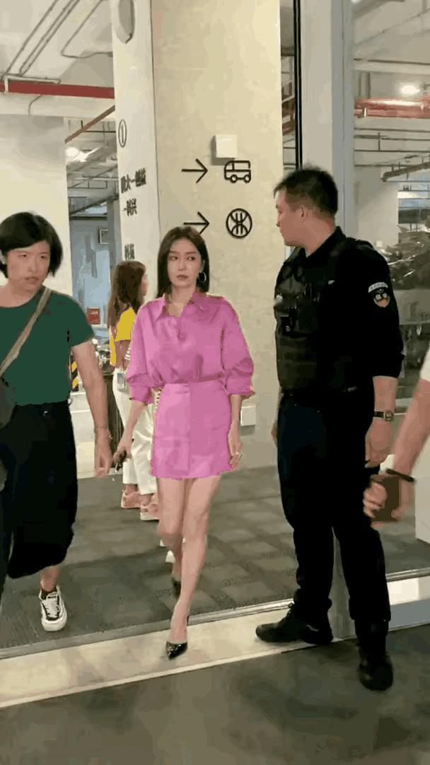 男人看美女的眼神都一个样，哪怕是个保安，照样丝毫不肯放过眼前一亮的明星，眼神一直