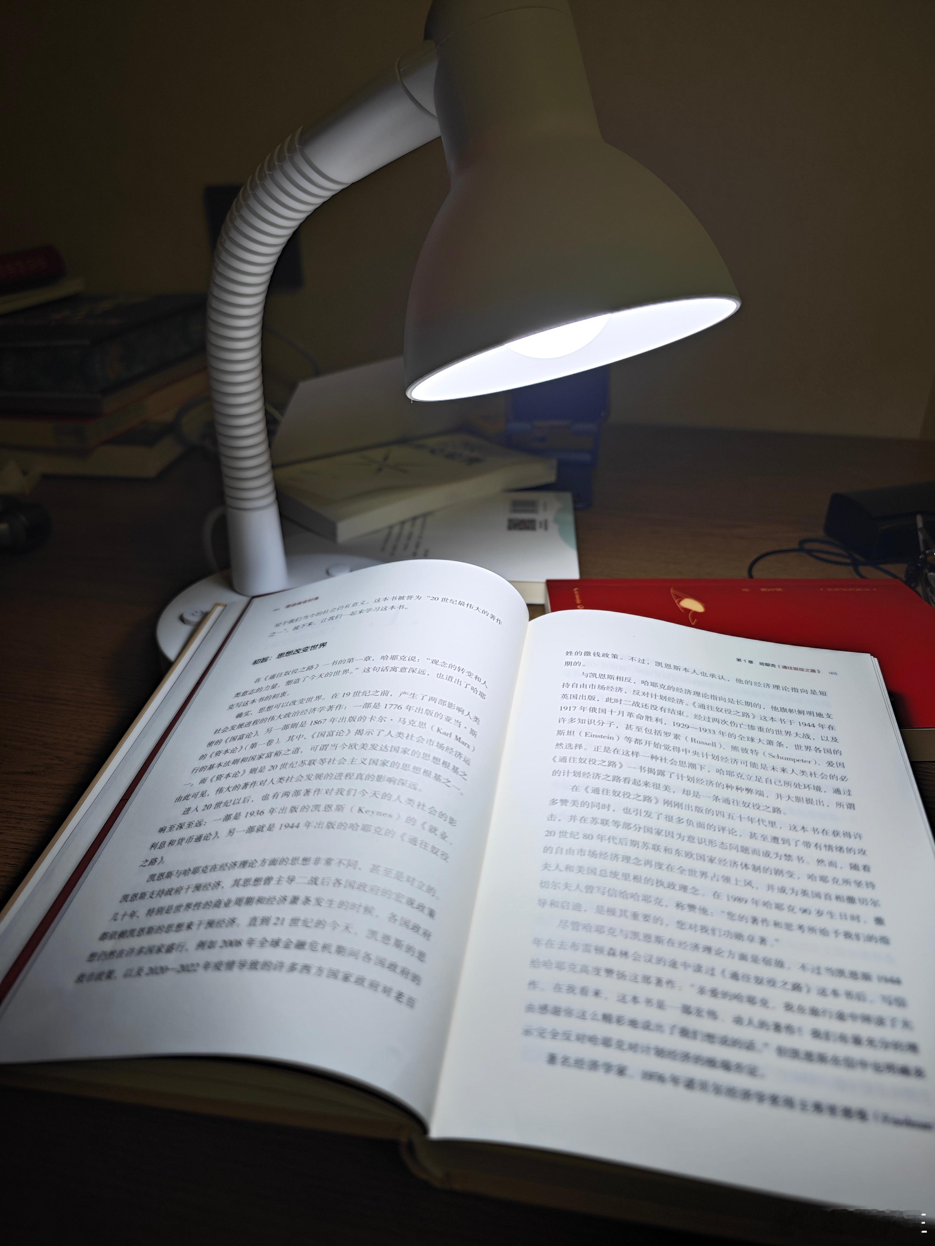 在《通往奴役之路》一书的第一章，哈耶克说:“观念的转变和人类意志的力量，塑造了今