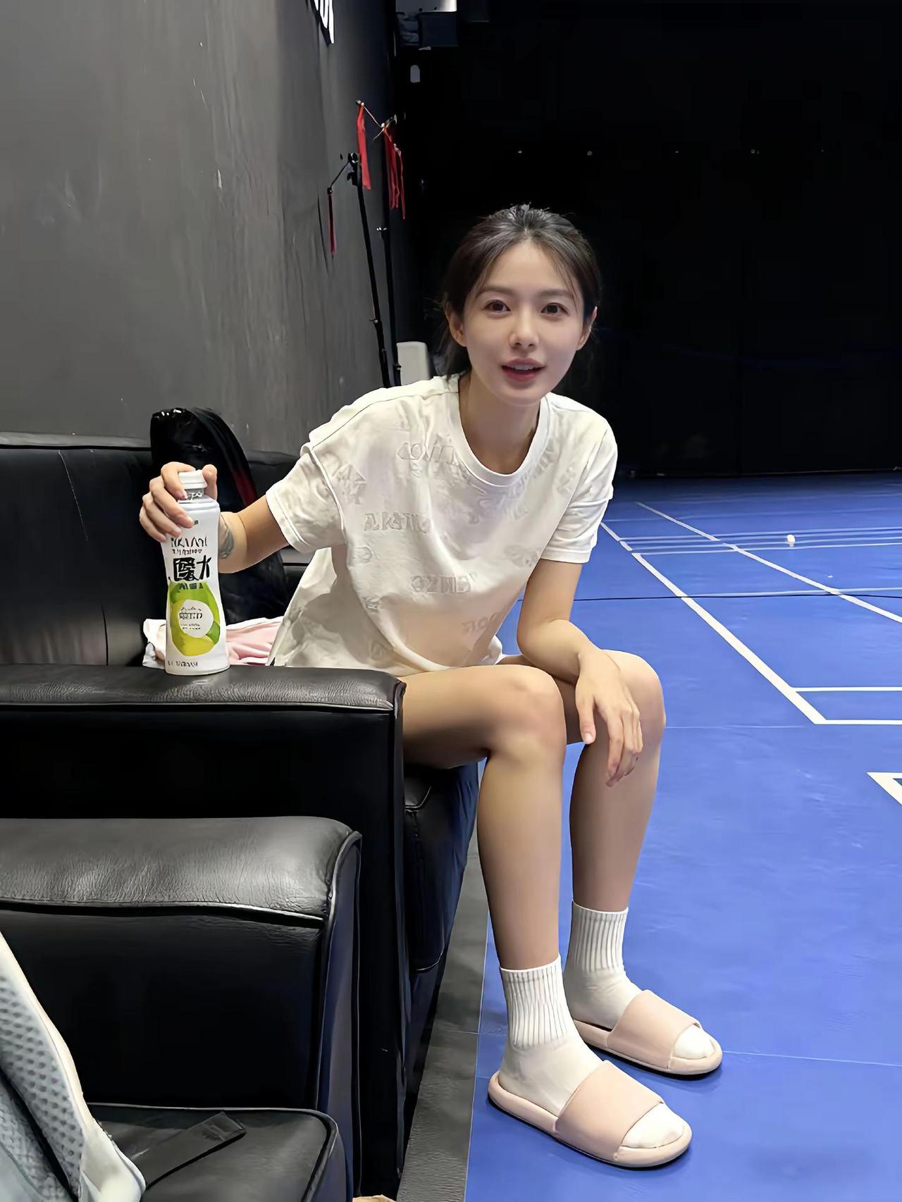 穿白袜子打羽毛球