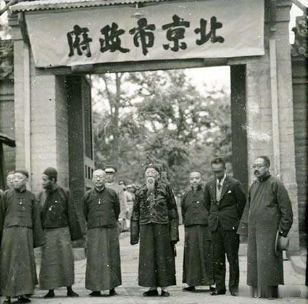 抗日战争爆发日军占领北平后，将北平改回北京的名字，附图是改名后市政府要员在北京市