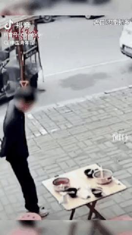 看哭了！河南新乡，16岁男孩因为家里变故，母亲去世了，每天靠捡剩菜剩饭充饥。这天