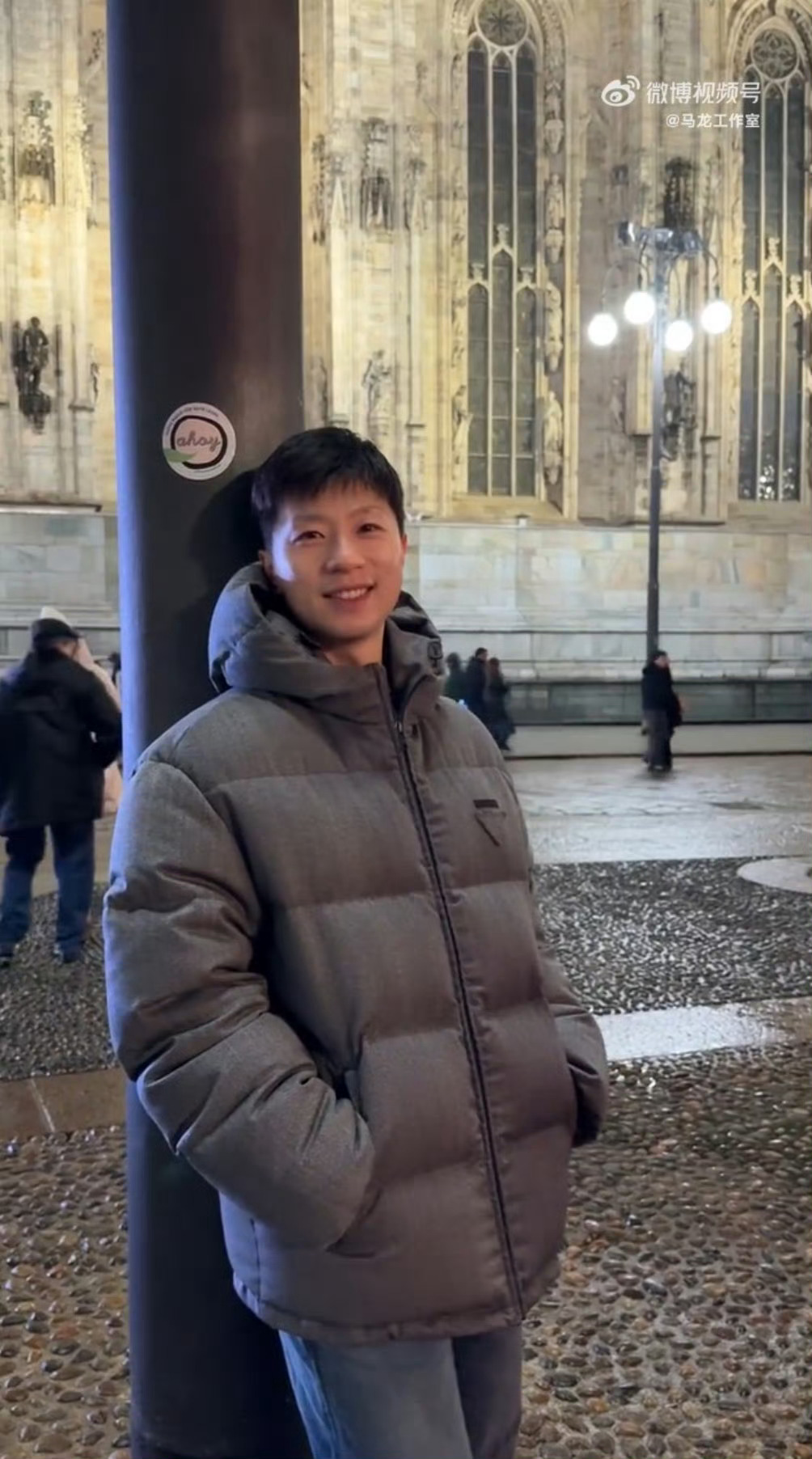 马龙打卡米兰小铁匠“你觉得马龙可爱吗”“可爱啊”是这样的没错 