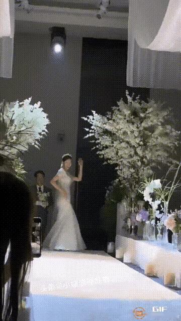 女子在自己的婚礼上，穿着婚纱，翩翩起舞，感觉她这么做，有些不太合适，哪怕她就是一