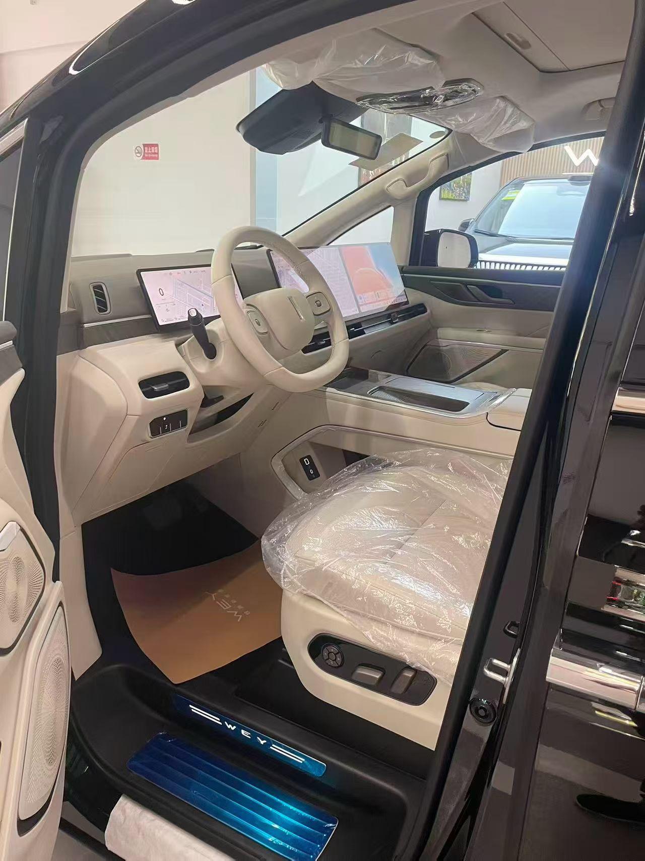 有一说一，这款高山8的车内设计用料挺扎实的，米色看起来非常的温馨。主副驾驶位有大