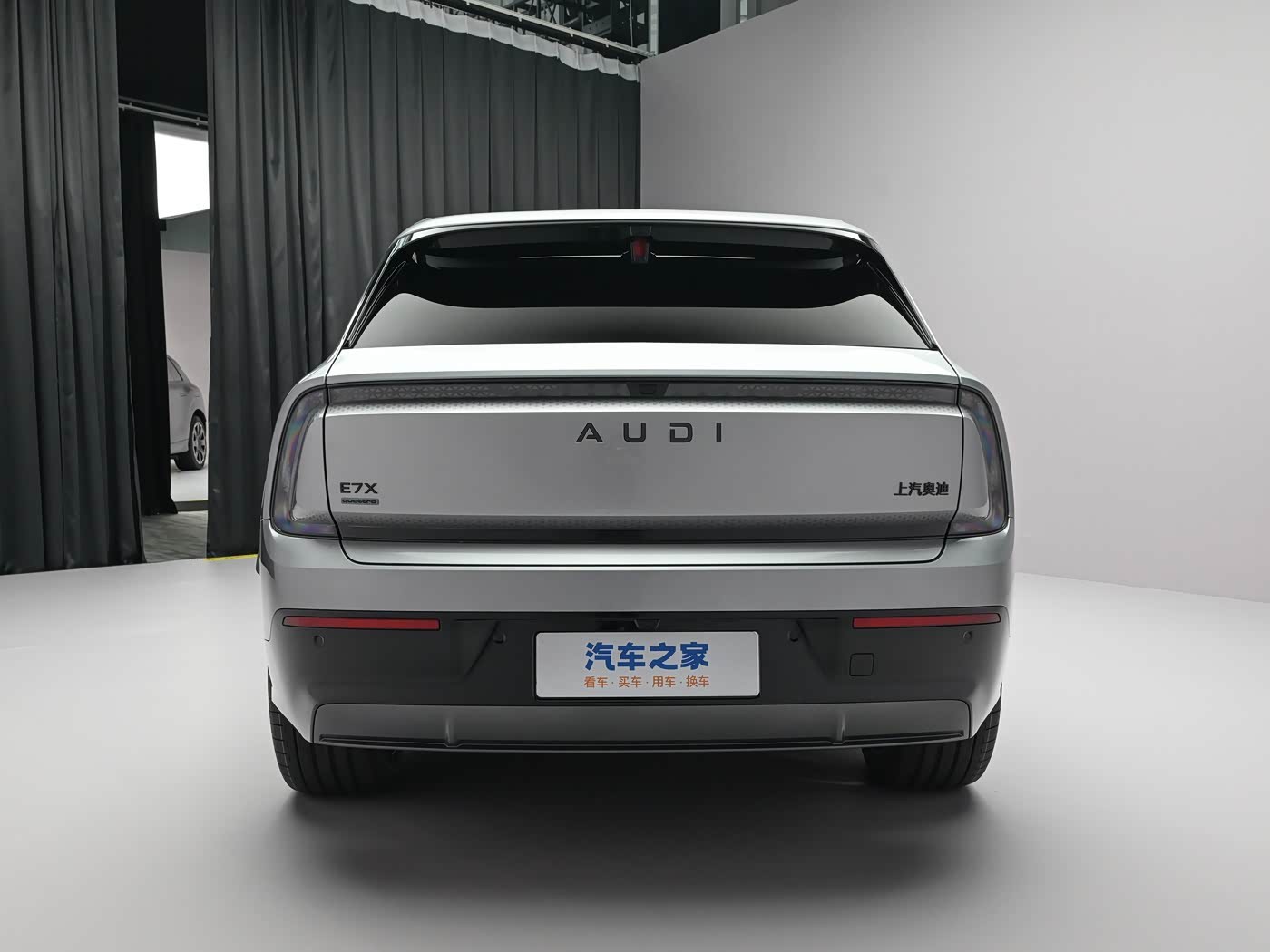 新车 AUDI奥迪E7X的实车，第一行是入门车型，21寸轮毂其实不算小，不过放这