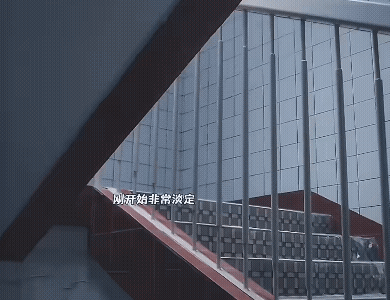 《小城大事》郑德诚以为自己快s了，秋萍都被吓的头晕了！
台风要来，李秋萍和郑德诚